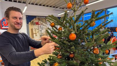 Bild: Petra Hartl
Roland Krauß, Jesus-Darsteller der Kemnather Passion, schmückt in seinem Geschäft in Amberg schon mal seinen Christbaum. Zu Hause in Erbendorf übernimmt das seine Frau.