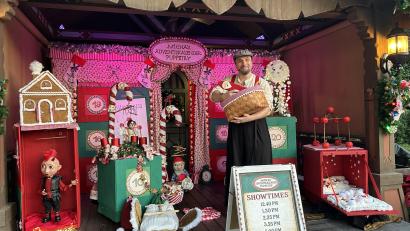 Bild: Katrin Wildfeuer
"Micha's Adventskalender Puppetry" heißt der deutsche Beitrag beim Epcot-Festival in Florida. Der künstlerische Leiter des Schwandorfer Marionettentheaters hat auch seine Puppen mitgebracht.