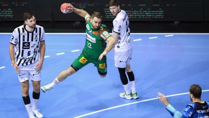 Bild: Ronny Hartmann/dpa-Zentralbild/dpa
Magdeburgs Lukas Mertens kommt gegen die Kieler Abwehr frei zum Wurf.