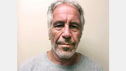 Bild: ---/AP/dpa
Das US-Justizministerium hat Berichten zufolge weitere Ermittlungsakten zum Fall des Sexualstraftäters Jeffrey Epstein veröffentlicht und diese kurz darauf wieder gelöscht. (Archivbild)