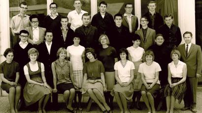 Bild: Archiv Horst Adler
10 junge Frauen und 15 Männer bildeten den ersten Abi-Jahrgang in Tirschenreuth. Die Gesprächspartner von heute sind Bertheide Nickl (geborene Uelein, vorne, Zweite von links), Petra Katterfeld (vorne, Vierte von links), Liane Wenger (geborene Treutner, zweite Reihe, Dritte von links), Helwig Haulena (dritte Reihe, Zweiter von links) und Horst Adler (vierte Reihe, rechts). Klassenleiter war Erich Reil (ganz rechts).