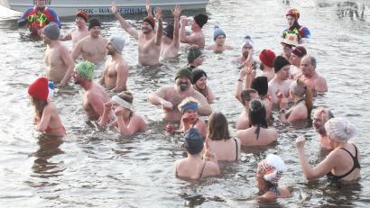 Archivbild: Hirsch
Über 200 Mutige trotzten der Kälte und stiegen in das drei Grad kalte Wasser.