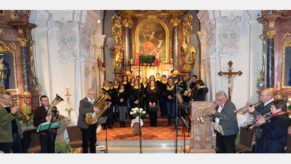 Bild: do
Strahlender Chorgesang und weicher Bläserklang erfüllten am Sonntagnachmittag beim Benefiz-Adventsonzert von LAUDATE und den Glashüttner Bläsern den Kirchenraum der Johanneskirche in Oberbibrach.