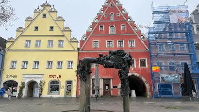 Bild: Gabi Schönberger
Unternehmer Tobias Stemmer saniert die denkmalgeschützten Häuser Unterer Markt 21 (links) und Unterer Markt 25 (rechts). Überraschendes brachte die Untersuchung eines Holzbalkens im gelben Haus zu Tage.