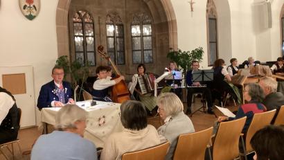 Bild: mzi
Von links: Initiator, Koordinator und Leser Wilhelm Ertel, die Mülchbankl Muse und die Sulzbacher Stubenmuse.