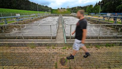 Bild: Florian Miedl
Um das Abwasser optimal zu reinigen, arbeitet die Marktredwitzer Kläranlage mehrstufig mit mechanischen, biologischen und chemischen Verfahren.