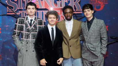 Bild: Annette Riedl/dpa
Die Stars von „Stranger Things“ - Finn Wolfhard (l-r), Gaten Matarazzo, Caleb McLaughlin und Noah Schnapp - lieben die Musik der 80er Jahre. Aber einen Song haben sie zu oft gehört.