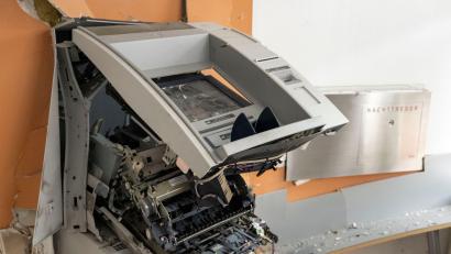 Bild: Stefan Puchner/dpa
Das Quartett soll am Montagmorgen einen Geldautomaten in Ehekirchen gesprengt haben.