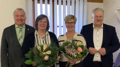 Bild: Claudia Straller
Markus Dollacker (von links) tritt die Nachfolge von Isabel Lautenschlager an. Barbara Hernes wurde in den Ruhestand verabschiedet. Landrat Richard Reisinger dankte den beiden Frauen und gratulierte Dollacker.