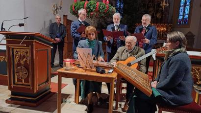 Bild: u
Zu „Muse und G’sang im Advent“ lud der Heimat- und Trachtenverein am 3. Adventsonntag in die Hirschauer Stadtpfarrkirche Mariä Himmelfahrt ein. Im Bild sitzend die „Wernberger Stubnmusi“ mit (von links: Susi Weiß, Siegfried Paulus, Stephanie Rosenberg), stehend die „Ehenfelder Sänger“ (von links: Richard Falk, Franz Birner, Georg Kustner). Stehend links: Franz Dolles.