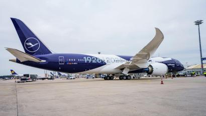 Bild: Andreas Arnold/dpa
Sechs Flugzeuge will die Lufthansa mit einer Sonderlackierung versehen, die das Kranich-Symbol mit der 100 und den Jahreszahlen 1926 und 2026 verbindet.