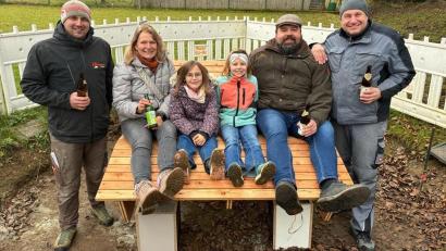 Bild: Robert Adunka
Die ersten Probelieger testeten das neue „FWU-Auszeitbankerl“ an der Kneipp-Anlage: Schreinermeister Uli Schmalzl, FWU-Stadträtin Alexandra Ottmann, die Kinder von Uli Schmalzl, Erster Bürgermeister Stefan Frank und FWU-Fraktionsvorsitzender Michael Schulz.