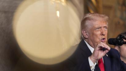 Bild: Alex Brandon/AP/dpa
Trump ändert seinen Ton gegenüber Clinton.