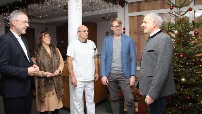 Bild: Friedrich Peterhans, KNO
Die Arbeit der Steinwaldklinik kommt bei Patienten und Angehörigen gut an. Das freut (von links) KNO Vorstand Michael Hoffmann, Pflegedienstleiterin Elfriede Schwarzmeier, Chefarzt Michael Schornbaum, Klinikdirektor Stephan Schumacher und Landrat Roland Grillmeier.