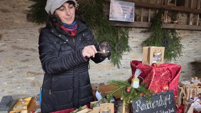 Bild: ubb
Sandra Scherbl zeigt immer wieder gern bei Vorträgen oder auf Märkten, wie das Räuchern in der Praxis funktioniert.