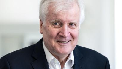 Bild: Sven Hoppe/dpa
Auch wenn die CSU schon lange bei Wahlen nicht mehr über die 40-Prozent-Marke gekommen ist, glaubt ihr früherer Vorsitzender Horst Seehofer noch immer an Ergebnisse, die sogar die absolute Mehrheit bedeuten würden. (Archivbild)