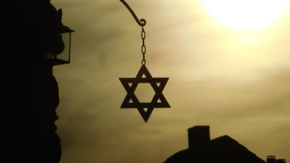 Symbolbild: ui
Drei Männer haben in Amberg den Stern von der Fassade eines Wirtshauses gestohlen und sind mit dem Diebesgut nachts durch die Stadt marschiert. Dabei wurden sie von einer Polizistin beobachtet.