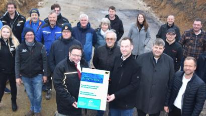 Bild: no
Staatssekretär Tobias Gotthardt übergibt den Förderbescheid an Thomas Markl, Vertreter der Energie Pesensricht GbR.