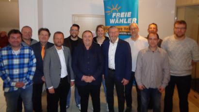 Bild: Peter Dotzler
Die Freien Wähler in Gebenbach mit Bürgermeisterkandidaten, Gemeinderatskandidaten und Gästen (von links): Jan Masek, Franz Gottschalk Günther Frieser, Bernhard Heinisch, Stefan Kroher, Peter Dotzler, Annette Schöpf, Hans Martin Grötsch, Hans Jürgen Zintl, Jaro Jungman, Albert Geitner und Christian Weber.