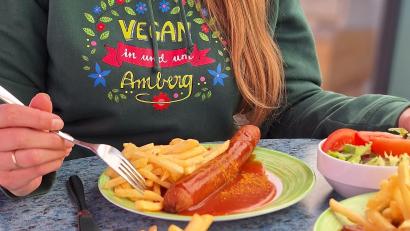 Bild: Stefanie Swann
Der Veganuary, also der vegane Januar, soll Nicht-Veganer dazu ermutigen, es mal pflanzlich zu probieren. Wie hier: eine vegane Currywurst.