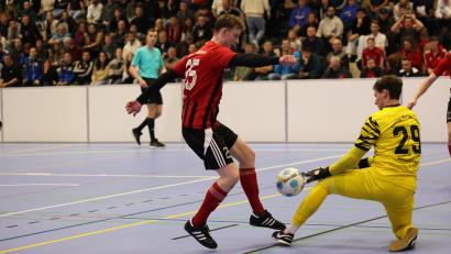 Archivbild: Dieter Jäschke
Im vergangenen Jahr lautete beim Weidener Hallenfußballturnier die Finalpaarung SpVgg SV Weiden gegen SC Luhe-Wildenau. Dabei setzten sich die Oberwildenauer mit 5:3 durch. In dieser Szene rettet der Weidener Keeper Jannik Schmutzer gegen SC-Spieler Thomas Lorenz.