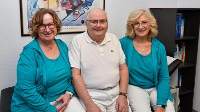 Bild: Petra Hartl
Der Chef und seine "Mädels" waren immer für Patienten da: Gemeinsam mit seiner Frau Lydia (links) und Heidi Braun, die ihn beide tatkräftig unterstützten, hat Dr. Bernd Wiesneth seine Praxis am Schwemmerberg geführt. Nach 37 Jahren geht der 71-Jährige nun in den Ruhestand.