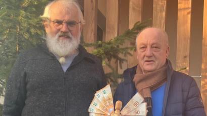 Bild: mas
Josef Schieder überreichte Martin Staffe einen mit 750 Euro geschmückten „Lichtengel für Lichtblicke“.