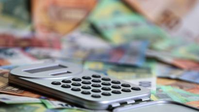 Bild: Karl-Josef Hildenbrand/dpa
Ein Taschenrechner liegt auf verschiedenen Euro-Banknoten. (Symbolbild)