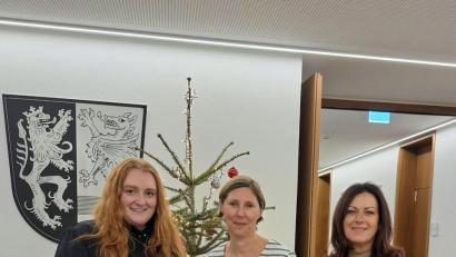 Bild: Fabian Polster, Landratsamt Tirschenreuth.
Claudia Grillmeier (rechts) und Lena Schedl (links) freuen sich über den Spendenscheck in Höhe von 5.000 Euro von Viola Vogelsang-Reichl (Geschäftsführende Verlegerin Oberpfalzmedien).