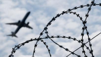 Bild: Sebastian Gollnow/dpa
Erneut musste ein verurteilter Straftäter aus Afghanistan Deutschland verlassen. Bundespolizisten begleiteten ihn auf dem Abschiebeflug nach Kabul. (Symbolbild)