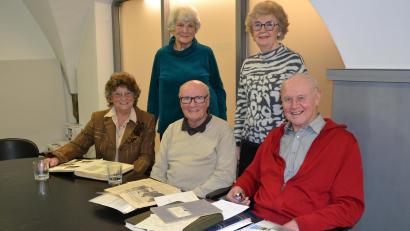 Bild: as
Zum allerersten Abiturjahrgang in Tirschenreuth gehören (von links) Liane Wenger (geborene Treutner), Petra Huber-Katterfeld, Helwig Haulena, Bertheide Nickl (geborene Uelein) und Horst Adler. Die ehemaligen Klassenkameraden treffen sich heute noch gerne zum Stammtisch.