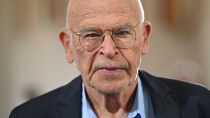 Bild: Arne Dedert/dpa
Günter Wallraff hat an Weihnachten ambivalente Gefühle: Er meidet Konsum, aber er schätzt die eigentliche Bedeutung des Festes. (Archivbild)