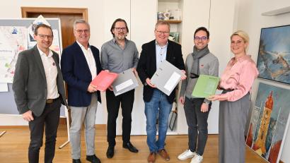 Bild: Simon Hauck, Stadt Amberg
Große Freude herrschte unter den Anwesenden im Zuge der termingerechten Einreichung des Bauantrags für das neue Bürgerspitalareal im Büro des Oberbürgermeisters.