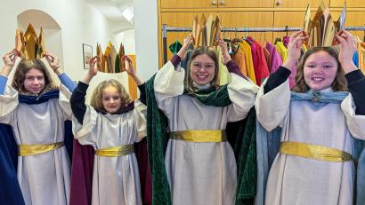 Bild: Stephan Huber
Von links: Verena (15), Mara (10), Magdalena (17) und Emma (11) fahren Anfang Januar als Sternsinger nach Berlin ins Bundeskanzleramt.