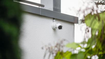 Bild: Polizeiliche Kriminalprävention der Länder und des Bundes
Eine Überwachungskamera darf nur das eigene Grundstück filmen und weder den öffentlichen Raum noch den Garten des Nachbarn erfassen.