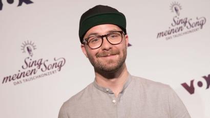 Bild: Jörg Carstensen/dpa
Öffentlich zeigte sich Mark Forster bislang stets mit Kappe. (Archivbild)