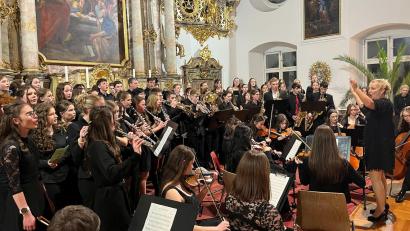 Bild: Marion Mack
Chor und Orchester unter Leitung von Michaele Treese zeigten ihr Können beim Weihnachtskonzert am Max-Reger-Gymnasium.