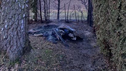 Bild: Polizeiinspektion Schwandorf
Unbekannter Täter setzt in Schwandorf eine Dixi-Toilette in Brand. Auch eine Hecke wird beschädigt. Polizei sucht Zeugen.