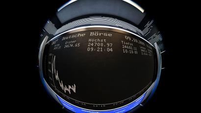 Bild: Arne Dedert/dpa
Die Konzerne in Dax und MDax zahlen erneut Milliarden an ihre Anteilseigner - die Summe ist aber voraussichtlich kleiner als ein Jahr zuvor. (Symbolbild)