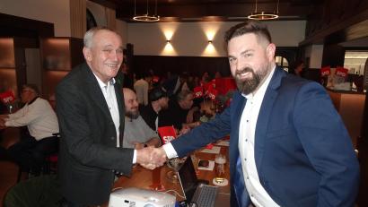 Bild: ui
Weidens Alt-Oberbürgermeister Kurt Seggewiß gratuliert Sebastian Dippold zur erneuten Nominierung als Bürgermeisterkandidat der SPD Neustadt/WN.