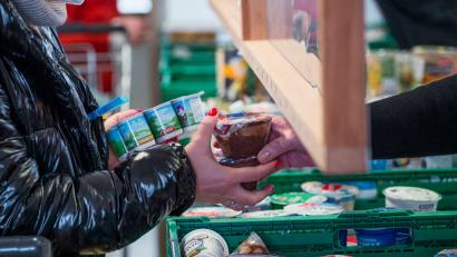 Bild: Daniel Vogl/dpa
Eine Kundin (l) der Tafel Coburg bekommt Joghurt und Pudding. Der Landesverband Tafel Bayern e. V. besteht aus insgesamt 171 Mitgliedstafeln. (Archivbild)