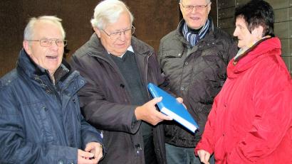 Archivbild: rgr
Monsignore Karl Wohlgut (Zweiter von links, bereits verstorben) verfasste die Chronik des Männergesangvereins 1890 und übergab sie im Dezember 2015 an Vorsitzende Brigitta Bernklau. Mit auf dem Bild sind Bernd Lorenz (links) und Rudolf Haupt (Zweiter von rechts).