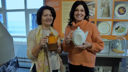 Bild: ubb
Nicole Schuller und Marion Papsch vom Mitterteicher Museumsteam bekommen regelmäßig Mail- oder Telefonanfragen zum Wert von Mitterteicher Porzellan. Expertisen geben sie aber keine ab.