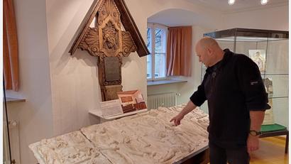 Bild: Hladik
Das Altarrelief in der Unterkirche von Herz Jesu Weiden (hier ein Gipsmodell) ist für Dr. Sebastian Schott vom Stadtmuseum eines der besten Schnitzkunstwerke Vierlings. An der Wand das geschnitzte Grabkreuz für die Eltern von Dr. Josef Pfleger, Georg und Anna Pfleger aus Pressath.