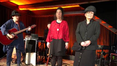 Bild: sei
Wie mit dem Tod umgehen? Auf humorvolle Weise setzen sich Karin Simon, Isolde Baldauf und Monika Zintl (von links) mit einer Beerdigung auseinander.