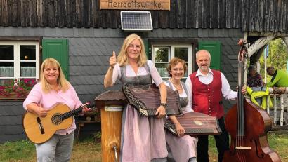 Bild: Stadt Marktredwitz
Die Gruppe „Vielsaitig“ aus Kirchenlamitz tritt bei einem Adventsabend als musikalische Begleitung der Weihnachtsgeschichte auf.