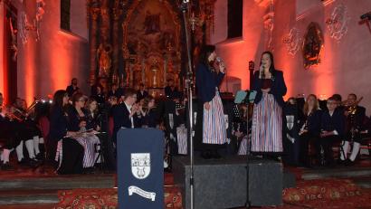 Bild: bö
Stilvoll auf Weihnachten hin: "This little Light of Mine" - das kleine Licht von mir . Mit dem Lied gaben die Musikerinnen und Musiker der Trachtenkapelle Hohenburg mit ihren singenden Dirigentinnen Anja Paulus (li.) und Tanja Fruth (re.) viel weihnachtliche Stimmung mit auf den Heimweg.