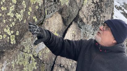 Bild: Gabi Schönberger
Die Flechten am Saubadfelsen wachsen im Radius pro Jahr nur um einen drittel Millimeter, erklärt Johannes Bradtka. Die größeren dieser Flechten sind entsprechen schon viele Jahrzehnte bis Jahrhunderte alt.