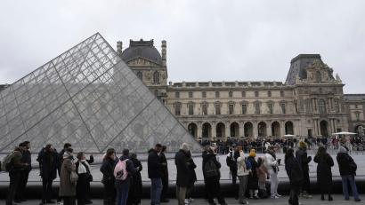 Bild: Thibault Camus/AP/dpa
Mehr Besucher, mehr Einnahmen - doch die Hallen ächzen unter dem Gewicht des Erfolgs.
