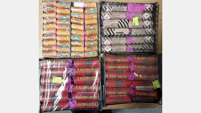 Bild: Bundespolizeiinspektion Waldmünchen
Drei junge Männer deckten sich in Tschechien mit diesen illegalen Böllern ein. Die Polizei warnt vor dem Kauf und dem Import von Feuerwerkskörpern unbekannter Herkunft und ohne CE-Kennzeichnung.